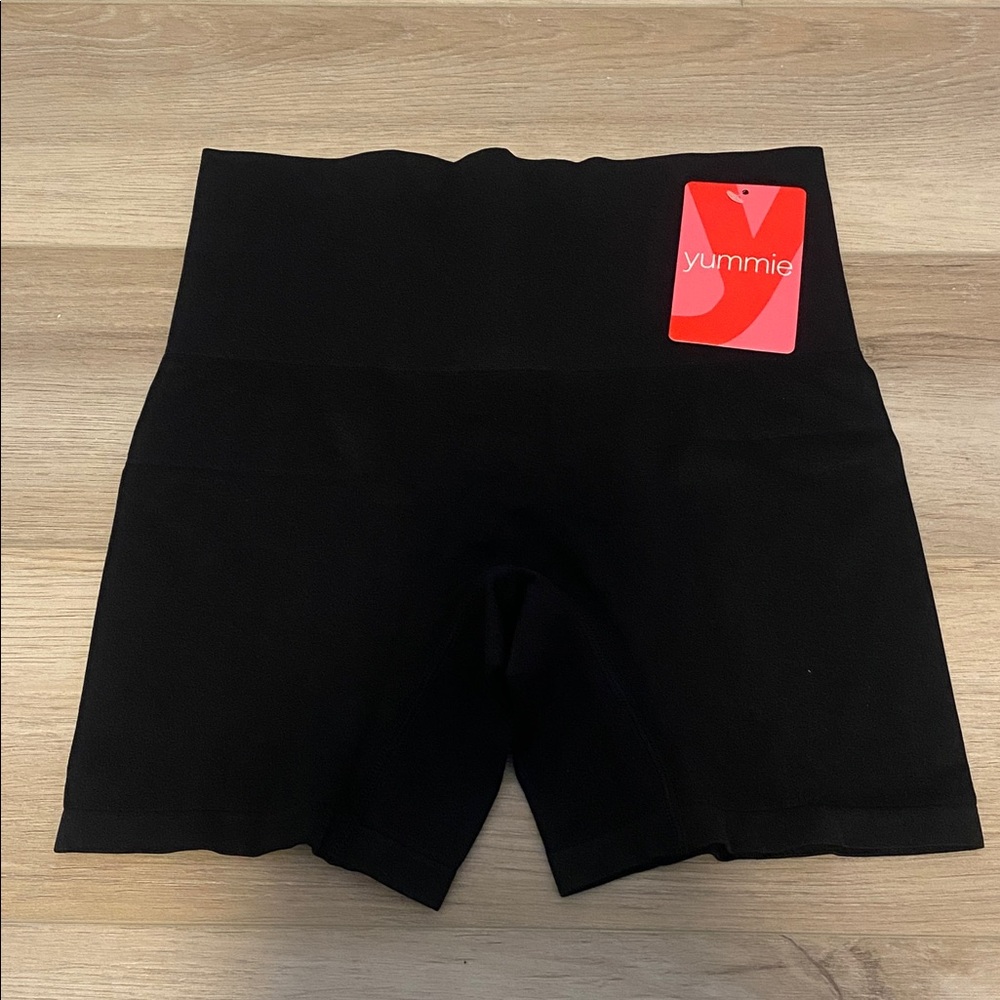 Yummie Mona Shaping Short, offering seamless smoothing Size M/L *new with tag